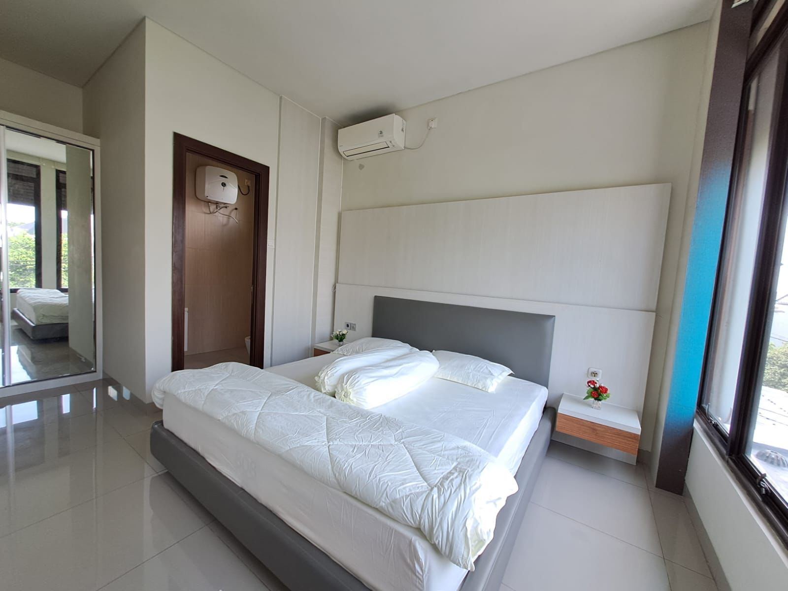 Disewakan Rumah Taman Simpruk Lippo Cikarang 3 KT 3 KM Full AC Carport