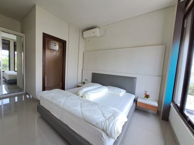 Disewakan Rumah Taman Simpruk Lippo Cikarang 3 KT 3 KM Full AC Carport
